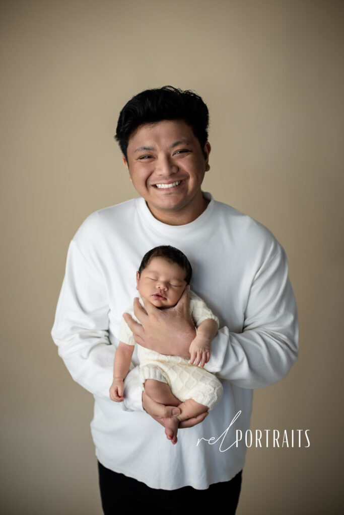 newborn and dad at chicago photoshoot