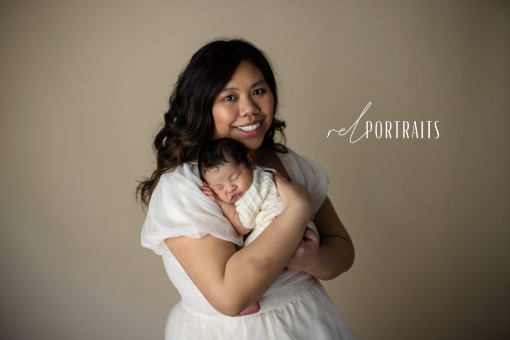 chicago baby and mom at newborn photoshoot