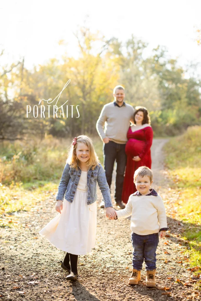 Little kids smiling with parents behind them